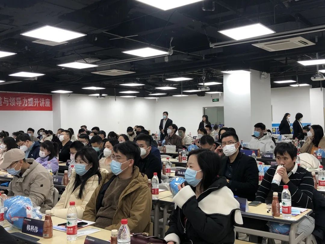 職場致勝之道與領導力提升——社科賽斯甄誠董事長專場講座圓滿收官！  社科賽斯考研 社科賽斯 職場致勝之道 領導力提升  社科賽斯考研  洞悉職場規律，活出精彩人生。2023年1月8日下午，社科賽斯董事長甄誠先生以《職場致勝之道與領導力提升》發表精彩講座。  ▼董事長甄誠先生  人物簡介：北大光華02級MBA，社科賽斯創始人，多所院校面試考官、企業家導師、客座教授，曾在北京大學國家發展研究院、北大醫學部、中國科學院大學管理學院、中國政法大學商學院、天津大學管理學院、北京交通大學管理學院、中央財經大學商學院、華東理工大學商學院、北京師范大學經管學院，華南理工大學管理學院、暨南大學商學院等院校講授職業發展。  講座圍繞“MBA對未來職業發展的回報”、“職場成長”、“”“領導力提升”等內容，甄總結合自身多年MBA面試指導經驗，深入淺出，針對痛點問題進行案例講解，助力同學們的未來職業發展之路！  現場同學針對講座內容，職業困惑等問題積極發言，活動氣氛熱烈融洽。甄總風趣幽默的分享，使得在場掌聲不斷。  職場圣經  “你的勞動報酬不是和勞動強度成正比，而是和你的勞動不可替代性成正比!”甄總表示，真正決定個人社會階層的，是精力分配結構，并進行了案例分析。  甄總指出，MBA同學需要明確攻讀MBA的目的:實現職業上的跨界升級、培育前瞻視野、培養思考問題的方法和解決問題的能力。隨后就如何交朋友、拓人脈、選導師等事項進行了心得分享。  強者的必備條件  1、拒絕隨意2、拒絕任性3、拒絕慵懶4、拒絕冷漠5、每日精進6、敬畏目標  如何選導師  在甄總看來，選導師是困擾每個學子的問題。甄總認為，選導師，一定要注意:1、職位不一定高，但有人情味;2、資源豐富;3、研究方向與你擅長領域關聯等。  職業導師能幫你提前看清未來五到十年的路，使你少走彎路，是更高效的捷徑?！澳闶钦l不重要，重要的是你和誰交往，格局比情商和智商更重要?！? 學習的三個層次  甄總認為，學習分為三個層次∶1、學習知識;2、學習思考問題的方法、解決問題的工具;3、學習理念。并通過具體事例，向大家指出，只有進行取舍，把主流的做到極致,才是明智的做法。  MBA課程量大，但每個人精力有限，只有做好取舍，對課程做好減法和加法，把自己打造為“T