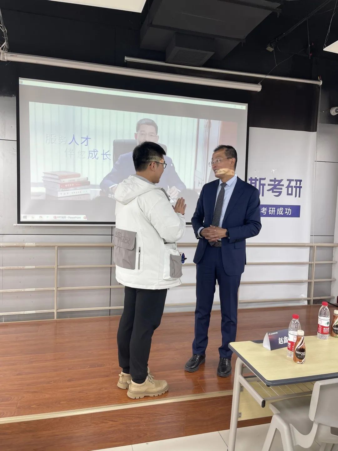 職場致勝之道與領導力提升——社科賽斯甄誠董事長專場講座圓滿收官！  社科賽斯考研 社科賽斯 職場致勝之道 領導力提升  社科賽斯考研  洞悉職場規律，活出精彩人生。2023年1月8日下午，社科賽斯董事長甄誠先生以《職場致勝之道與領導力提升》發表精彩講座。  ▼董事長甄誠先生  人物簡介：北大光華02級MBA，社科賽斯創始人，多所院校面試考官、企業家導師、客座教授，曾在北京大學國家發展研究院、北大醫學部、中國科學院大學管理學院、中國政法大學商學院、天津大學管理學院、北京交通大學管理學院、中央財經大學商學院、華東理工大學商學院、北京師范大學經管學院，華南理工大學管理學院、暨南大學商學院等院校講授職業發展。  講座圍繞“MBA對未來職業發展的回報”、“職場成長”、“”“領導力提升”等內容，甄總結合自身多年MBA面試指導經驗，深入淺出，針對痛點問題進行案例講解，助力同學們的未來職業發展之路！  現場同學針對講座內容，職業困惑等問題積極發言，活動氣氛熱烈融洽。甄總風趣幽默的分享，使得在場掌聲不斷。  職場圣經  “你的勞動報酬不是和勞動強度成正比，而是和你的勞動不可替代性成正比!”甄總表示，真正決定個人社會階層的，是精力分配結構，并進行了案例分析。  甄總指出，MBA同學需要明確攻讀MBA的目的:實現職業上的跨界升級、培育前瞻視野、培養思考問題的方法和解決問題的能力。隨后就如何交朋友、拓人脈、選導師等事項進行了心得分享。  強者的必備條件  1、拒絕隨意2、拒絕任性3、拒絕慵懶4、拒絕冷漠5、每日精進6、敬畏目標  如何選導師  在甄總看來，選導師是困擾每個學子的問題。甄總認為，選導師，一定要注意:1、職位不一定高，但有人情味;2、資源豐富;3、研究方向與你擅長領域關聯等。  職業導師能幫你提前看清未來五到十年的路，使你少走彎路，是更高效的捷徑。“你是誰不重要，重要的是你和誰交往，格局比情商和智商更重要?！? 學習的三個層次  甄總認為，學習分為三個層次∶1、學習知識;2、學習思考問題的方法、解決問題的工具;3、學習理念。并通過具體事例，向大家指出，只有進行取舍，把主流的做到極致,才是明智的做法。  MBA課程量大，但每個人精力有限，只有做好取舍，對課程做好減法和加法，把自己打造為“T